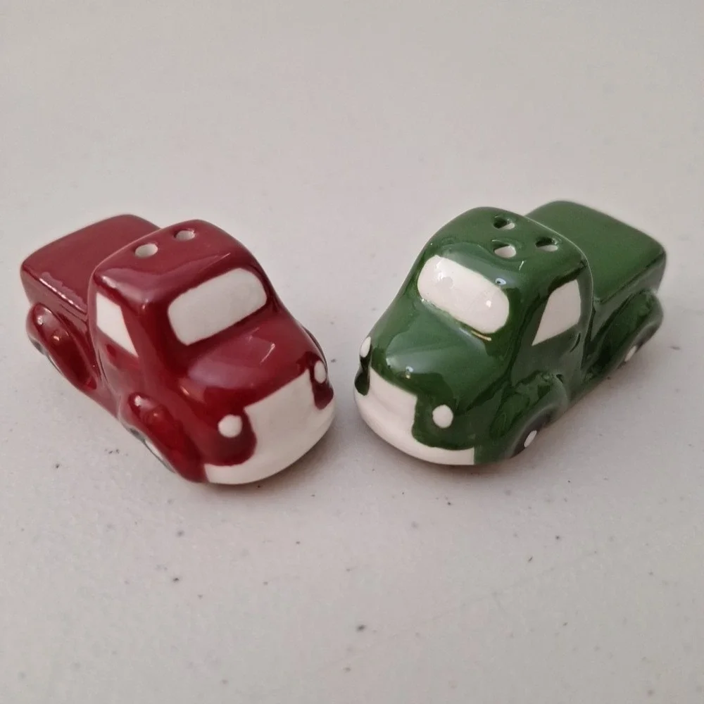 Cracker Barrel Christmas Red & Green Pickup Trucks Salt & Pepper Shakers